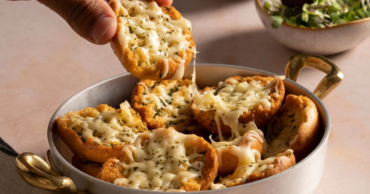 Mac and Cheese Sides: Garlic bread